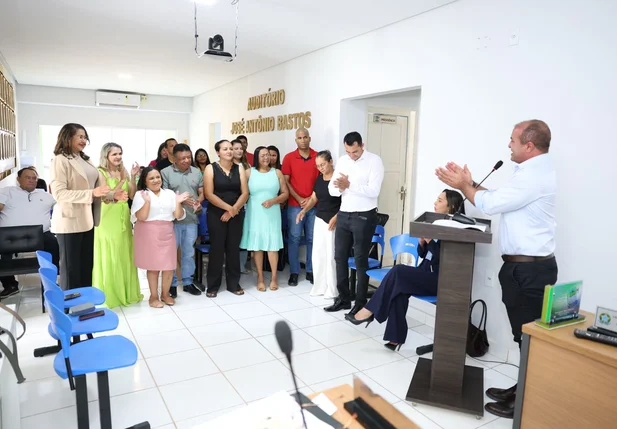 Prefeito Adelmo da Cincal dá posse a membros do Conselho Municipal de Educação