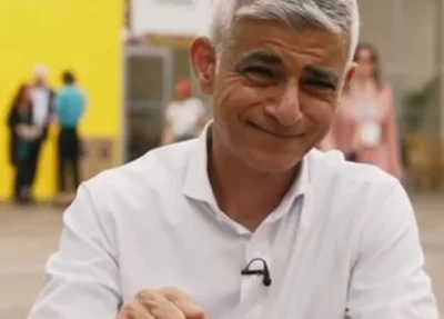 Prefeito de Londres, Sadiq Khan, tomando guaraná