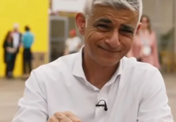 Prefeito de Londres, Sadiq Khan, tomando guaraná