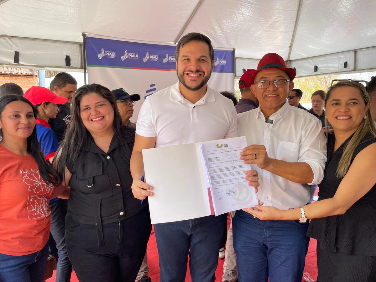 Prefeito de São João do Arraial entrega documento de doação de terreno para construção de escola
