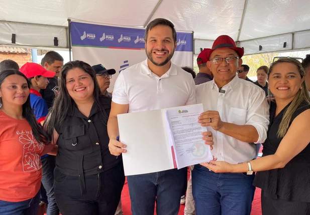 Prefeito de São João do Arraial entrega documento de doação de terreno para construção de escola