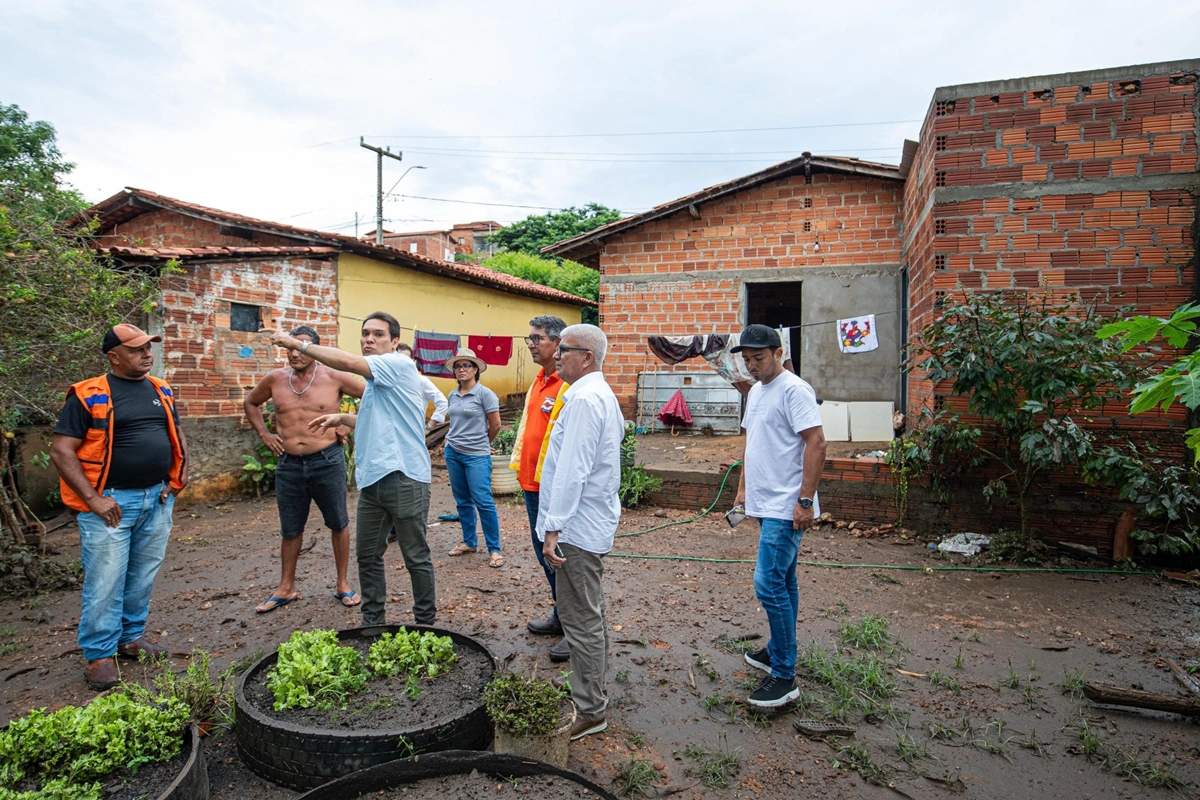Prefeito de Uruçuí visita famílias afetadas pela chuva