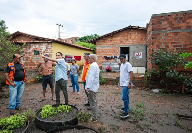 Prefeito de Uruçuí visita famílias afetadas pela chuva