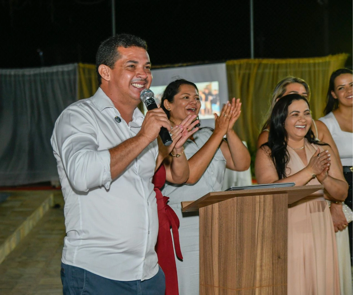 Prefeito João Arilson antecipa salário dos servidores de Lagoa de São Francisco