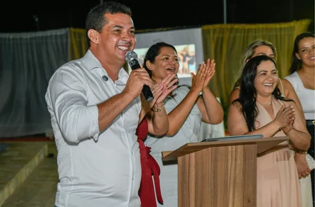 Prefeito João Arilson antecipa salário dos servidores de Lagoa de São Francisco