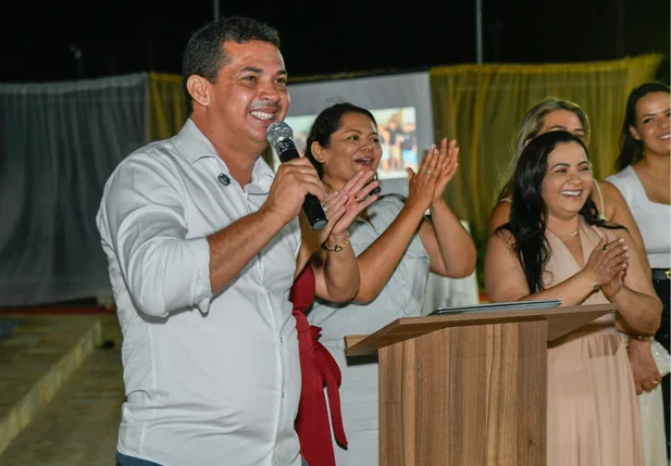 Prefeito João Arilson antecipa salário dos servidores de Lagoa de São Francisco