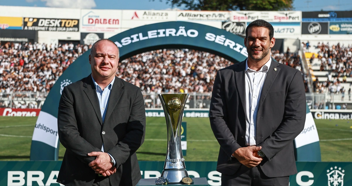 Presidente da Federação Paranaense de Futebol, Hélio Cury Filho, ao lado do presidente da CBF, Samir Xaud.