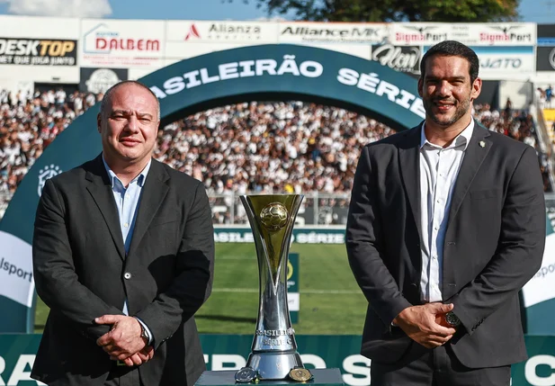 Presidente da Federação Paranaense de Futebol, Hélio Cury Filho, ao lado do presidente da CBF, Samir Xaud.