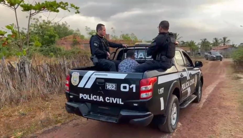 Preso é conduzido pelo delegado Charles Pessoa para a Central de Flagrantes de Parnaíba