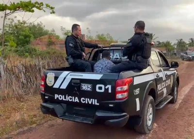 Preso é conduzido pelo delegado Charles Pessoa para a Central de Flagrantes de Parnaíba