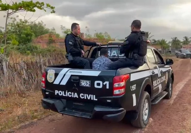 Preso é conduzido pelo delegado Charles Pessoa para a Central de Flagrantes de Parnaíba