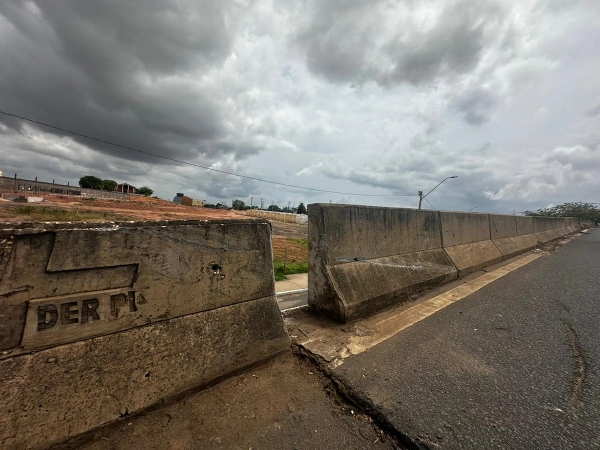 Queda de mureta no elevado da Miguel Rosa