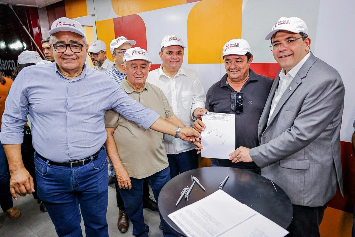 Rafael Fonteles em solenidade de assinatura de contratos