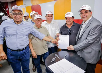 Rafael Fonteles em solenidade de assinatura de contratos
