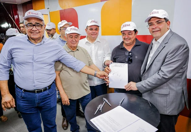 Rafael Fonteles em solenidade de assinatura de contratos
