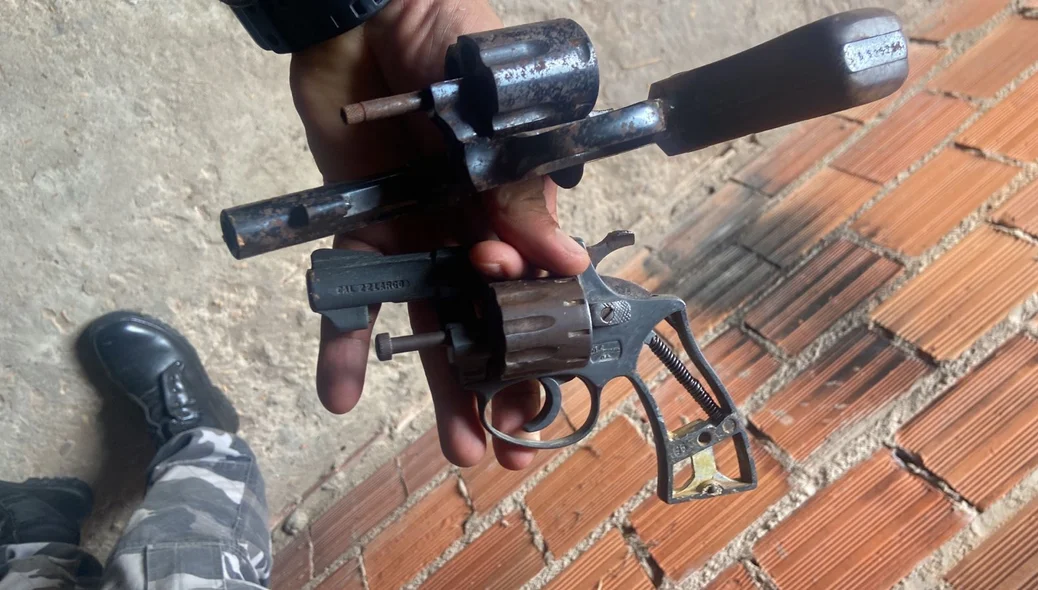 Revólver calibre .22 e um revólver calibre .38 apreendidos pela PM