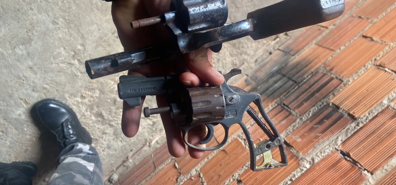 Revólver calibre .22 e um revólver calibre .38 apreendidos pela PM