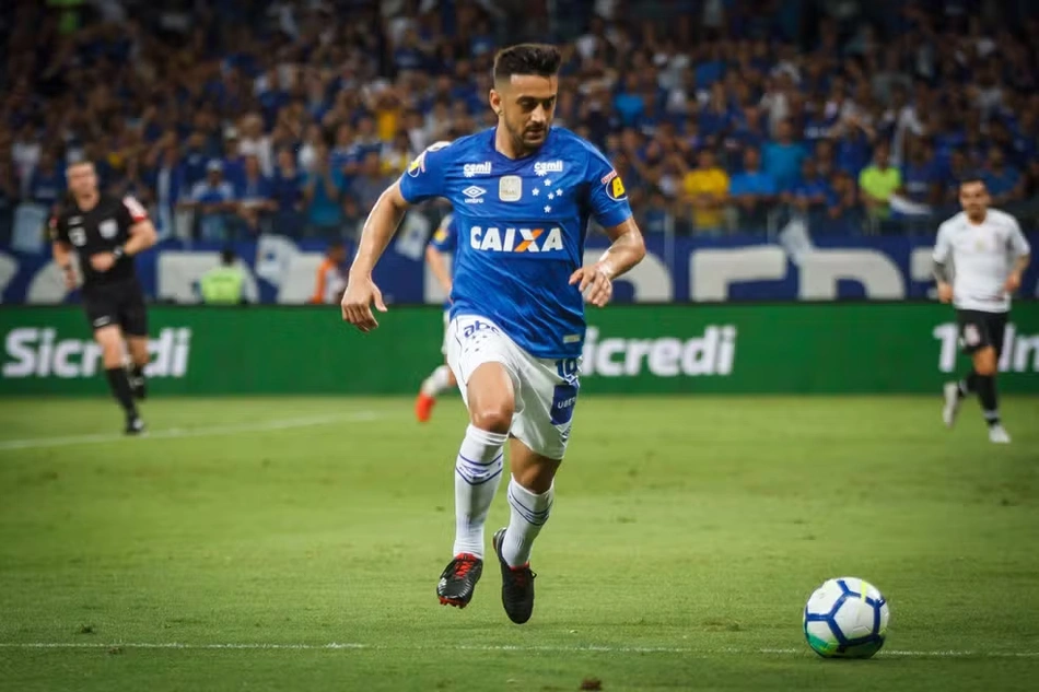 Robinho em jogo pelo Cruzeiro