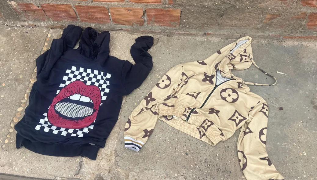 Roupas usadas pelos suspeitos foram apreendidas pela PM