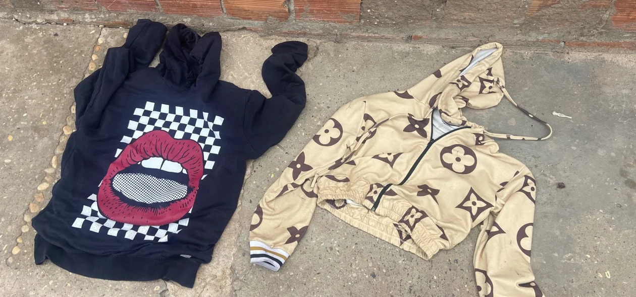 Roupas usadas pelos suspeitos foram apreendidas pela PM