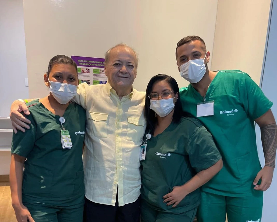 Silvio Mendes recebe alta após seis dias internado
