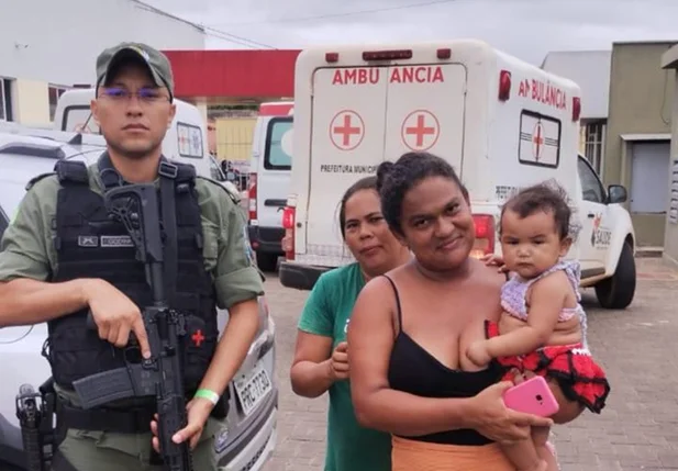 Soldado Douglas dos Santos salva bebê de um ano engasgado