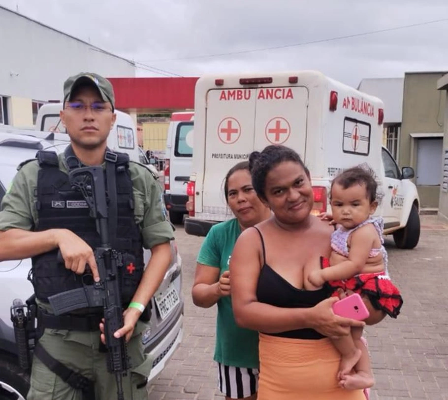 Soldado Douglas dos Santos salva bebê de um ano engasgado