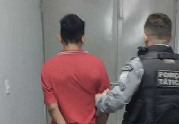 Suspeito preso pela Força Tática do 15º BPM