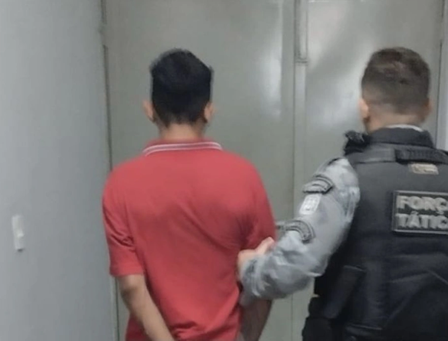Suspeito preso pela Força Tática do 15º BPM