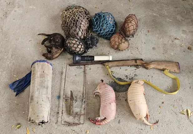 Tatus abatidos, gambá morto, arma e pólvora foram encontrados