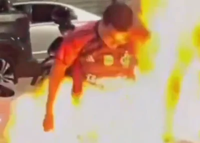 Torcedores do Flamengo se queimam ao incendiar camisa do Palmeiras; vídeo