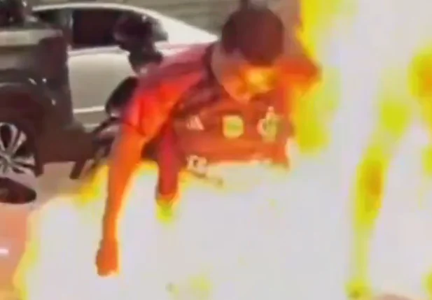 Torcedores do Flamengo se queimam ao incendiar camisa do Palmeiras; vídeo