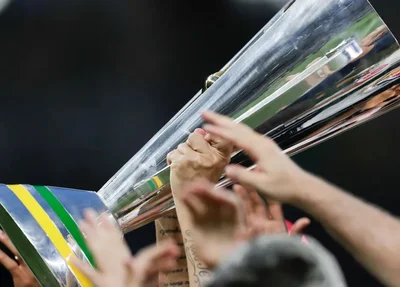 Troféu da Supercopa do Brasil, torneio que reúne os campeões do Brasileiro e da Copa do Brasil