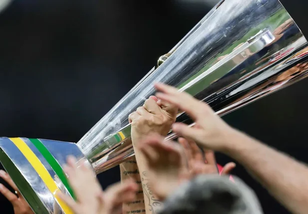 Troféu da Supercopa do Brasil, torneio que reúne os campeões do Brasileiro e da Copa do Brasil