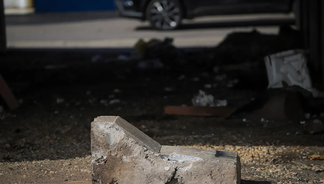 Uma parte da mureta de proteção do elevado da Avenida Miguel Rosa se desprendeu