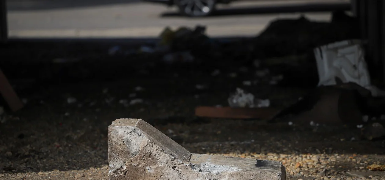 Uma parte da mureta de proteção do elevado da Avenida Miguel Rosa se desprendeu