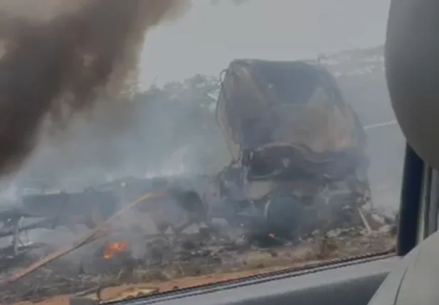 Veículo explodiu após sair da pista na PI 247