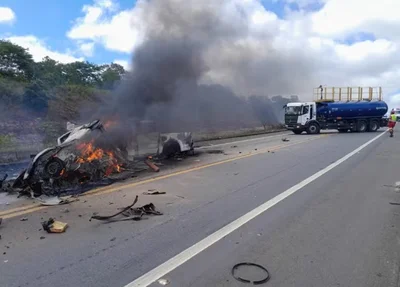 Veículos pegaram fogo após acidente na BR 101, no Sul da Bahia