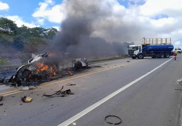 Veículos pegaram fogo após acidente na BR 101, no Sul da Bahia