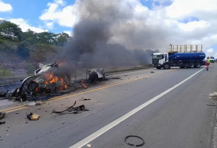 Veículos pegaram fogo após acidente na BR 101, no Sul da Bahia
