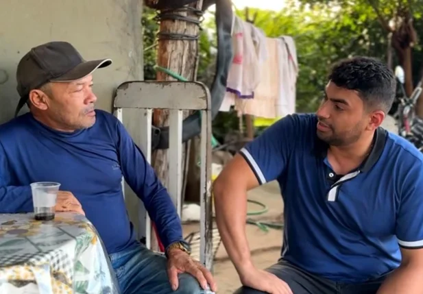 Vereador Draga Alana conversa com dragueiro em Teresina