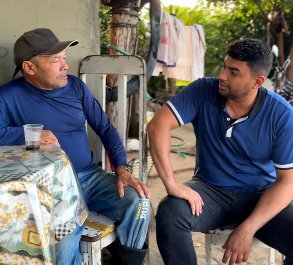 Vereador Draga Alana conversa com dragueiro em Teresina