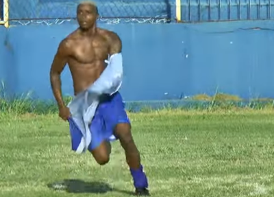Yuri Carvalho, jogador com tornozeleira