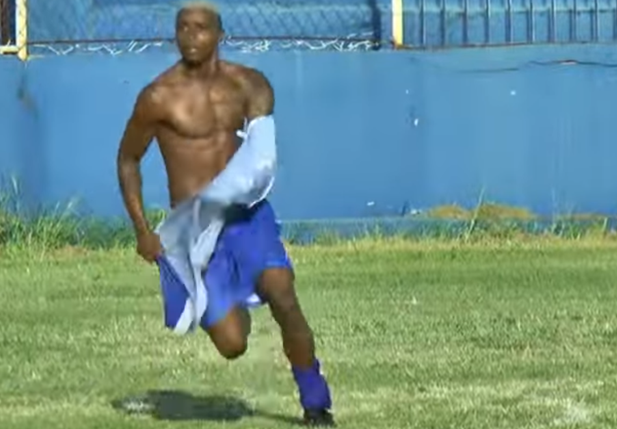 Yuri Carvalho, jogador com tornozeleira