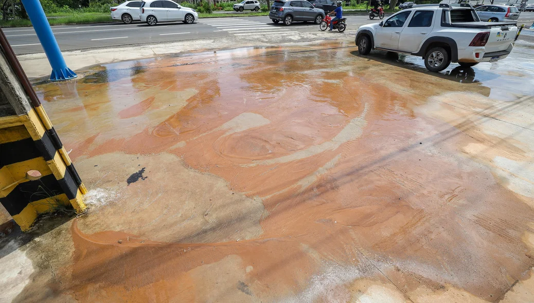 Água é desperdiçada desde cedo da manhã