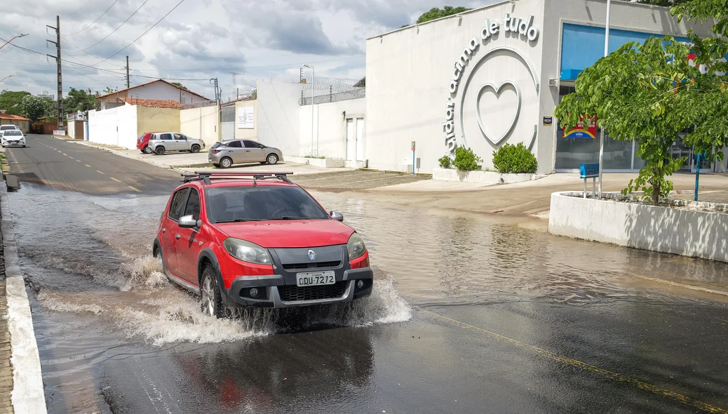 Alagamento provocado por vazamento d'água na Avenida João XXlll