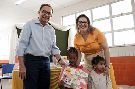 Alunos da rede municipal de ensino recebem material didático gratuito