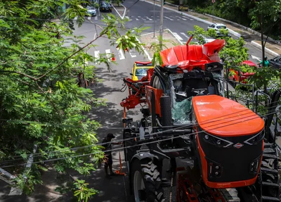 Apesar do impacto, o equipamento permaneceu preso ao veículo por correntes