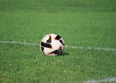 Bola de futebol em campo