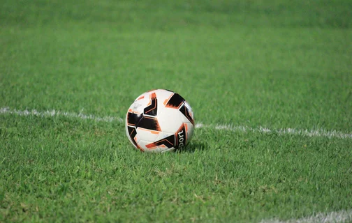Bola de futebol em campo
